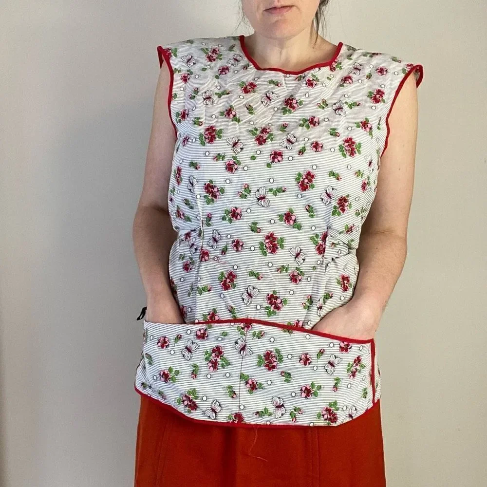 VTG 40s / 50s Hand Sewn Cherry Blossom and Butterfly Front Pocket Wrap Cobbler A